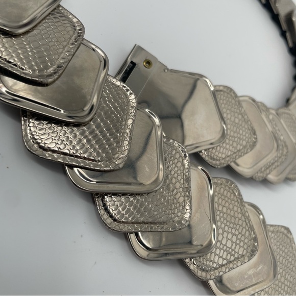 Vintage Metal Stretch Belt Layered Silver Metal Scales Western / Festival Belt - Picture 3 of 9